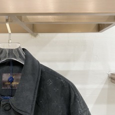 Louis Vuitton-路易威登 2026FW秋冬新款男士翻领羽绒服外套 高品质仿麂皮面料,肩部拼接暗纹老花提花,原 Louis Vuitton-路易威登 2026FW秋冬新款男士翻领羽绒服外套 高品质仿麂皮面料,肩部拼接暗纹老花提花,原