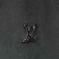 Louis Vuitton-路易威登 2026FW秋冬新款男士翻领羽绒服外套 高品质仿麂皮面料,肩部拼接暗纹老花提花,原 Louis Vuitton-路易威登 2026FW秋冬新款男士翻领羽绒服外套 高品质仿麂皮面料,肩部拼接暗纹老花提花,原