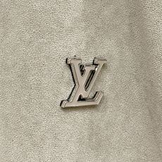 Louis Vuitton-路易威登 2026FW秋冬新款男士翻领羽绒服外套 高品质仿麂皮面料,肩部拼接暗纹老花提花,原 Louis Vuitton-路易威登 2026FW秋冬新款男士翻领羽绒服外套 高品质仿麂皮面料,肩部拼接暗纹老花提花,原