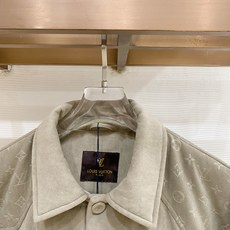 Louis Vuitton-路易威登 2026FW秋冬新款男士翻领羽绒服外套 高品质仿麂皮面料,肩部拼接暗纹老花提花,原 Louis Vuitton-路易威登 2026FW秋冬新款男士翻领羽绒服外套 高品质仿麂皮面料,肩部拼接暗纹老花提花,原