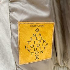 Louis Vuitton-路易威登 2026FW秋冬新款男士翻领羽绒服外套 高品质仿麂皮面料,肩部拼接暗纹老花提花,原 Louis Vuitton-路易威登 2026FW秋冬新款男士翻领羽绒服外套 高品质仿麂皮面料,肩部拼接暗纹老花提花,原
