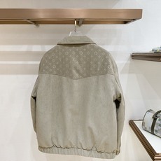 Louis Vuitton-路易威登 2026FW秋冬新款男士翻领羽绒服外套 高品质仿麂皮面料,肩部拼接暗纹老花提花,原 Louis Vuitton-路易威登 2026FW秋冬新款男士翻领羽绒服外套 高品质仿麂皮面料,肩部拼接暗纹老花提花,原