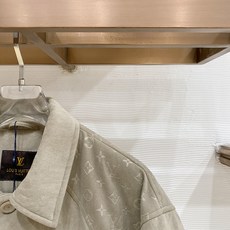 Louis Vuitton-路易威登 2026FW秋冬新款男士翻领羽绒服外套 高品质仿麂皮面料,肩部拼接暗纹老花提花,原 Louis Vuitton-路易威登 2026FW秋冬新款男士翻领羽绒服外套 高品质仿麂皮面料,肩部拼接暗纹老花提花,原
