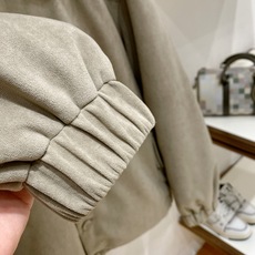 Louis Vuitton-路易威登 2026FW秋冬新款男士翻领羽绒服外套 高品质仿麂皮面料,肩部拼接暗纹老花提花,原 Louis Vuitton-路易威登 2026FW秋冬新款男士翻领羽绒服外套 高品质仿麂皮面料,肩部拼接暗纹老花提花,原