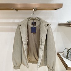 Louis Vuitton-路易威登 2026FW秋冬新款男士翻领羽绒服外套 高品质仿麂皮面料,肩部拼接暗纹老花提花,原 Louis Vuitton-路易威登 2026FW秋冬新款男士翻领羽绒服外套 高品质仿麂皮面料,肩部拼接暗纹老花提花,原