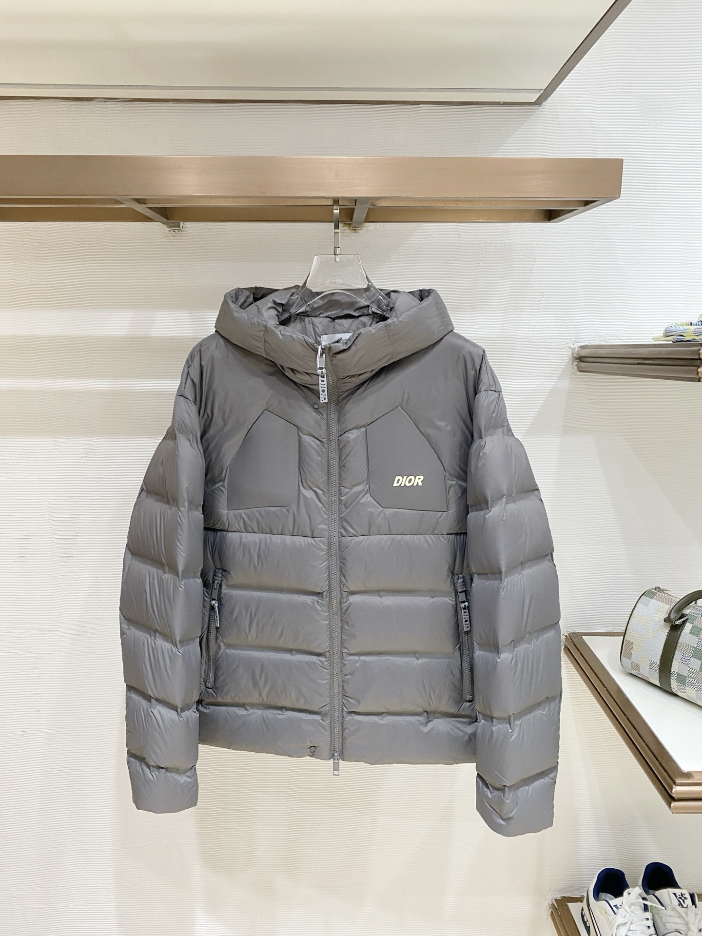 Dior-迪奥 2026FW秋冬新款男士连帽羽绒服 轻薄高密面料，分格锁绒工艺，填充90新国标白鸭绒，蓬松饱满，保暖轻盈