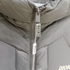 Dior-迪奥 2026FW秋冬新款男士连帽羽绒服 轻薄高密面料,分格锁绒工艺,填充90新国标白鸭绒,蓬松饱满,保暖轻盈 Dior-迪奥 2026FW秋冬新款男士连帽羽绒服 轻薄高密面料,分格锁绒工艺,填充90新国标白鸭绒,蓬松饱满,保暖轻盈