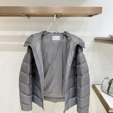 Dior-迪奥 2026FW秋冬新款男士连帽羽绒服 轻薄高密面料,分格锁绒工艺,填充90新国标白鸭绒,蓬松饱满,保暖轻盈 Dior-迪奥 2026FW秋冬新款男士连帽羽绒服 轻薄高密面料,分格锁绒工艺,填充90新国标白鸭绒,蓬松饱满,保暖轻盈
