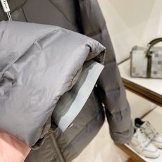 Dior-迪奥 2026FW秋冬新款男士连帽羽绒服 轻薄高密面料,分格锁绒工艺,填充90新国标白鸭绒,蓬松饱满,保暖轻盈 Dior-迪奥 2026FW秋冬新款男士连帽羽绒服 轻薄高密面料,分格锁绒工艺,填充90新国标白鸭绒,蓬松饱满,保暖轻盈