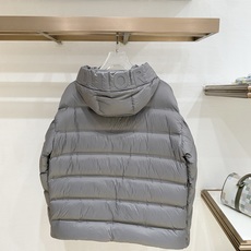 Dior-迪奥 2026FW秋冬新款男士连帽羽绒服 轻薄高密面料,分格锁绒工艺,填充90新国标白鸭绒,蓬松饱满,保暖轻盈 Dior-迪奥 2026FW秋冬新款男士连帽羽绒服 轻薄高密面料,分格锁绒工艺,填充90新国标白鸭绒,蓬松饱满,保暖轻盈