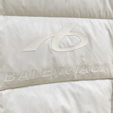 Balenciaga-巴黎世家 2026FW秋冬新款男士连帽羽绒服 高密度防泼水面料,分格锁绒工艺,填充90新国标白鸭绒 Balenciaga-巴黎世家 2026FW秋冬新款男士连帽羽绒服 高密度防泼水面料,分格锁绒工艺,填充90新国标白鸭绒