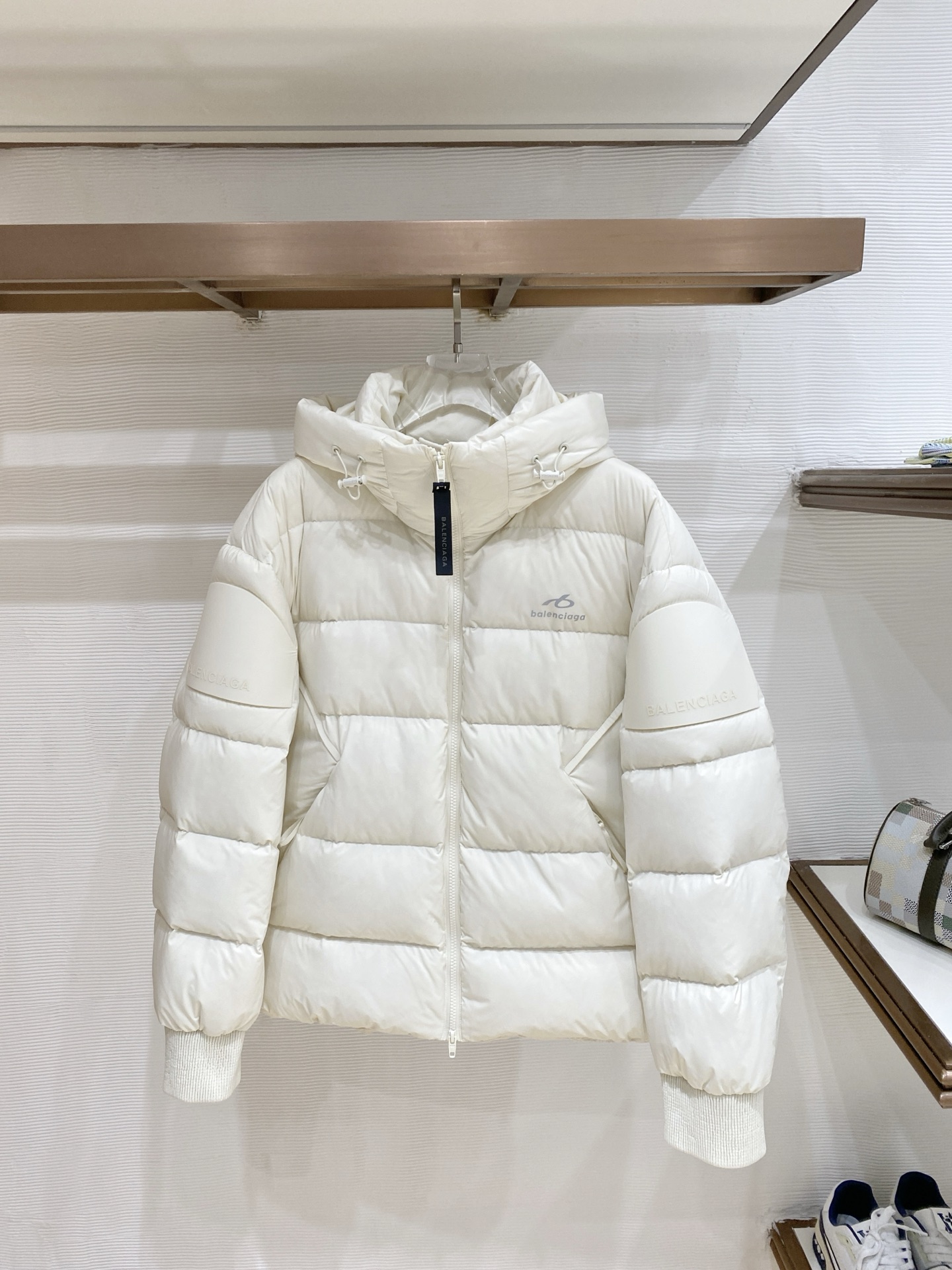 Balenciaga-巴黎世家 2026FW秋冬新款男士连帽羽绒服 高密度防泼水面料，分格锁绒工艺，填充90新国标白鸭绒