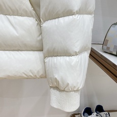 Balenciaga-巴黎世家 2026FW秋冬新款男士连帽羽绒服 高密度防泼水面料,分格锁绒工艺,填充90新国标白鸭绒 Balenciaga-巴黎世家 2026FW秋冬新款男士连帽羽绒服 高密度防泼水面料,分格锁绒工艺,填充90新国标白鸭绒