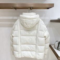 Balenciaga-巴黎世家 2026FW秋冬新款男士连帽羽绒服 高密度防泼水面料,分格锁绒工艺,填充90新国标白鸭绒 Balenciaga-巴黎世家 2026FW秋冬新款男士连帽羽绒服 高密度防泼水面料,分格锁绒工艺,填充90新国标白鸭绒