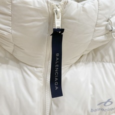 Balenciaga-巴黎世家 2026FW秋冬新款男士连帽羽绒服 高密度防泼水面料,分格锁绒工艺,填充90新国标白鸭绒 Balenciaga-巴黎世家 2026FW秋冬新款男士连帽羽绒服 高密度防泼水面料,分格锁绒工艺,填充90新国标白鸭绒