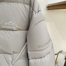 Balenciaga-巴黎世家 2026FW秋冬新款男士连帽羽绒服 高密度防泼水面料,分格锁绒工艺,填充90新国标白鸭绒 Balenciaga-巴黎世家 2026FW秋冬新款男士连帽羽绒服 高密度防泼水面料,分格锁绒工艺,填充90新国标白鸭绒