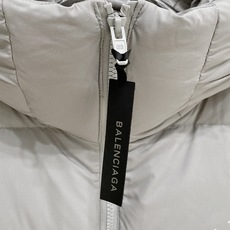 Balenciaga-巴黎世家 2026FW秋冬新款男士连帽羽绒服 高密度防泼水面料,分格锁绒工艺,填充90新国标白鸭绒 Balenciaga-巴黎世家 2026FW秋冬新款男士连帽羽绒服 高密度防泼水面料,分格锁绒工艺,填充90新国标白鸭绒
