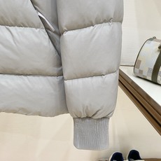 Balenciaga-巴黎世家 2026FW秋冬新款男士连帽羽绒服 高密度防泼水面料,分格锁绒工艺,填充90新国标白鸭绒 Balenciaga-巴黎世家 2026FW秋冬新款男士连帽羽绒服 高密度防泼水面料,分格锁绒工艺,填充90新国标白鸭绒