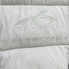 Balenciaga-巴黎世家 2026FW秋冬新款男士连帽羽绒服 高密度防泼水面料,分格锁绒工艺,填充90新国标白鸭绒 Balenciaga-巴黎世家 2026FW秋冬新款男士连帽羽绒服 高密度防泼水面料,分格锁绒工艺,填充90新国标白鸭绒