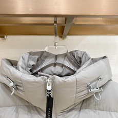 Balenciaga-巴黎世家 2026FW秋冬新款男士连帽羽绒服 高密度防泼水面料,分格锁绒工艺,填充90新国标白鸭绒 Balenciaga-巴黎世家 2026FW秋冬新款男士连帽羽绒服 高密度防泼水面料,分格锁绒工艺,填充90新国标白鸭绒