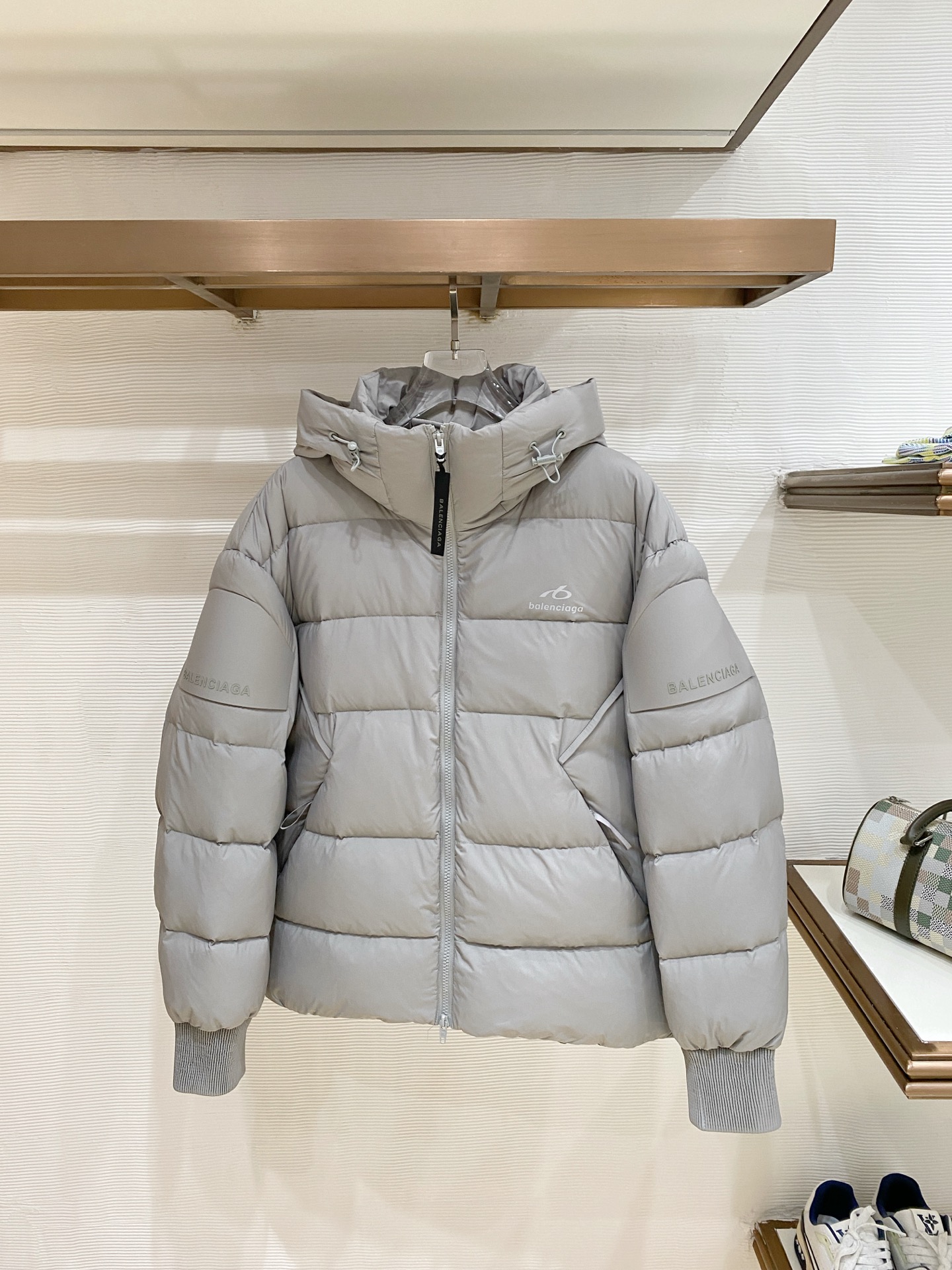 Balenciaga-巴黎世家 2026FW秋冬新款男士连帽羽绒服 高密度防泼水面料，分格锁绒工艺，填充90新国标白鸭绒