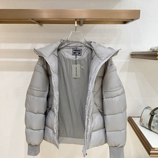 Balenciaga-巴黎世家 2026FW秋冬新款男士连帽羽绒服 高密度防泼水面料,分格锁绒工艺,填充90新国标白鸭绒 Balenciaga-巴黎世家 2026FW秋冬新款男士连帽羽绒服 高密度防泼水面料,分格锁绒工艺,填充90新国标白鸭绒