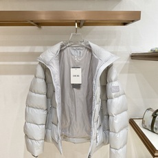 Dior-迪奥 2026FW秋冬新款男士立领羽绒服 高密度防风面料,方格锁绒工艺,填充90新国标白鸭绒,蓬松饱满,保暖不 Dior-迪奥 2026FW秋冬新款男士立领羽绒服 高密度防风面料,方格锁绒工艺,填充90新国标白鸭绒,蓬松饱满,保暖不
