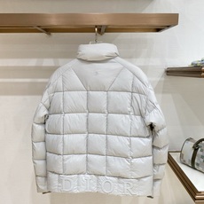 Dior-迪奥 2026FW秋冬新款男士立领羽绒服 高密度防风面料,方格锁绒工艺,填充90新国标白鸭绒,蓬松饱满,保暖不 Dior-迪奥 2026FW秋冬新款男士立领羽绒服 高密度防风面料,方格锁绒工艺,填充90新国标白鸭绒,蓬松饱满,保暖不