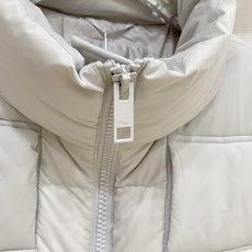 Dior-迪奥 2026FW秋冬新款男士立领羽绒服 高密度防风面料,方格锁绒工艺,填充90新国标白鸭绒,蓬松饱满,保暖不 Dior-迪奥 2026FW秋冬新款男士立领羽绒服 高密度防风面料,方格锁绒工艺,填充90新国标白鸭绒,蓬松饱满,保暖不