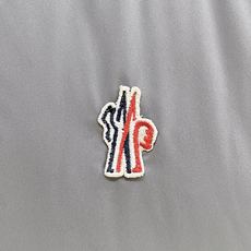 Moncler-盟可睐 2026FW秋冬新款男士立领羽绒马甲 高密度防风面料,90新国标白鸭绒填充,锁绒分格充绒工艺,不 Moncler-盟可睐 2026FW秋冬新款男士立领羽绒马甲 高密度防风面料,90新国标白鸭绒填充,锁绒分格充绒工艺,不