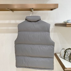 Moncler-盟可睐 2026FW秋冬新款男士立领羽绒马甲 高密度防风面料,90新国标白鸭绒填充,锁绒分格充绒工艺,不 Moncler-盟可睐 2026FW秋冬新款男士立领羽绒马甲 高密度防风面料,90新国标白鸭绒填充,锁绒分格充绒工艺,不