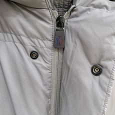 Moncler-盟可睐 2026FW秋冬新款男士立领羽绒马甲 高密度防风面料,90新国标白鸭绒填充,锁绒分格充绒工艺,不 Moncler-盟可睐 2026FW秋冬新款男士立领羽绒马甲 高密度防风面料,90新国标白鸭绒填充,锁绒分格充绒工艺,不
