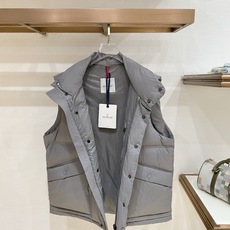 Moncler-盟可睐 2026FW秋冬新款男士立领羽绒马甲 高密度防风面料,90新国标白鸭绒填充,锁绒分格充绒工艺,不 Moncler-盟可睐 2026FW秋冬新款男士立领羽绒马甲 高密度防风面料,90新国标白鸭绒填充,锁绒分格充绒工艺,不