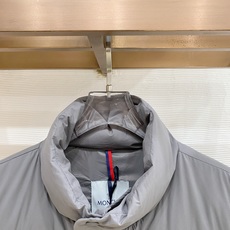 Moncler-盟可睐 2026FW秋冬新款男士立领羽绒马甲 高密度防风面料,90新国标白鸭绒填充,锁绒分格充绒工艺,不 Moncler-盟可睐 2026FW秋冬新款男士立领羽绒马甲 高密度防风面料,90新国标白鸭绒填充,锁绒分格充绒工艺,不