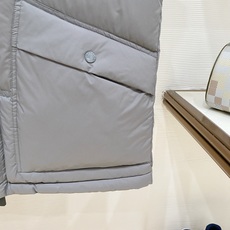 Moncler-盟可睐 2026FW秋冬新款男士立领羽绒马甲 高密度防风面料,90新国标白鸭绒填充,锁绒分格充绒工艺,不 Moncler-盟可睐 2026FW秋冬新款男士立领羽绒马甲 高密度防风面料,90新国标白鸭绒填充,锁绒分格充绒工艺,不