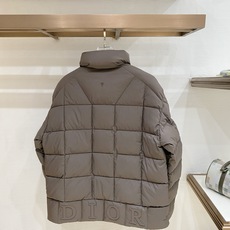 Dior-迪奥 2026FW秋冬新款男士立领羽绒服 高密度防风面料,方格锁绒工艺,填充90新国标白鸭绒,蓬松饱满,保暖不 Dior-迪奥 2026FW秋冬新款男士立领羽绒服 高密度防风面料,方格锁绒工艺,填充90新国标白鸭绒,蓬松饱满,保暖不