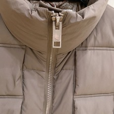 Dior-迪奥 2026FW秋冬新款男士立领羽绒服 高密度防风面料,方格锁绒工艺,填充90新国标白鸭绒,蓬松饱满,保暖不 Dior-迪奥 2026FW秋冬新款男士立领羽绒服 高密度防风面料,方格锁绒工艺,填充90新国标白鸭绒,蓬松饱满,保暖不