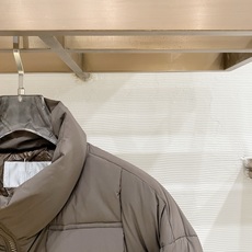 Dior-迪奥 2026FW秋冬新款男士立领羽绒服 高密度防风面料,方格锁绒工艺,填充90新国标白鸭绒,蓬松饱满,保暖不 Dior-迪奥 2026FW秋冬新款男士立领羽绒服 高密度防风面料,方格锁绒工艺,填充90新国标白鸭绒,蓬松饱满,保暖不