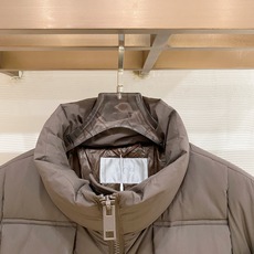 Dior-迪奥 2026FW秋冬新款男士立领羽绒服 高密度防风面料,方格锁绒工艺,填充90新国标白鸭绒,蓬松饱满,保暖不 Dior-迪奥 2026FW秋冬新款男士立领羽绒服 高密度防风面料,方格锁绒工艺,填充90新国标白鸭绒,蓬松饱满,保暖不