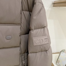Dior-迪奥 2026FW秋冬新款男士立领羽绒服 高密度防风面料,方格锁绒工艺,填充90新国标白鸭绒,蓬松饱满,保暖不 Dior-迪奥 2026FW秋冬新款男士立领羽绒服 高密度防风面料,方格锁绒工艺,填充90新国标白鸭绒,蓬松饱满,保暖不