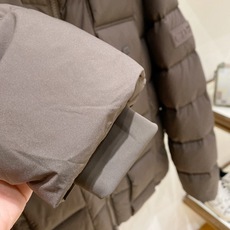Dior-迪奥 2026FW秋冬新款男士立领羽绒服 高密度防风面料,方格锁绒工艺,填充90新国标白鸭绒,蓬松饱满,保暖不 Dior-迪奥 2026FW秋冬新款男士立领羽绒服 高密度防风面料,方格锁绒工艺,填充90新国标白鸭绒,蓬松饱满,保暖不
