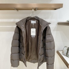 Dior-迪奥 2026FW秋冬新款男士立领羽绒服 高密度防风面料,方格锁绒工艺,填充90新国标白鸭绒,蓬松饱满,保暖不 Dior-迪奥 2026FW秋冬新款男士立领羽绒服 高密度防风面料,方格锁绒工艺,填充90新国标白鸭绒,蓬松饱满,保暖不