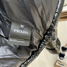 Prada 普拉达2026FW秋冬新款连帽羽绒服 全套原版五金配件,三角金属标、拉链、袖口按扣全部还原原版细节工艺。采用 Prada 普拉达2026FW秋冬新款连帽羽绒服 全套原版五金配件,三角金属标、拉链、袖口按扣全部还原原版细节工艺。采用