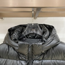 Prada 普拉达2026FW秋冬新款连帽羽绒服 全套原版五金配件,三角金属标、拉链、袖口按扣全部还原原版细节工艺。采用 Prada 普拉达2026FW秋冬新款连帽羽绒服 全套原版五金配件,三角金属标、拉链、袖口按扣全部还原原版细节工艺。采用