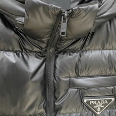 Prada 普拉达2026FW秋冬新款连帽羽绒服 全套原版五金配件,三角金属标、拉链、袖口按扣全部还原原版细节工艺。采用 Prada 普拉达2026FW秋冬新款连帽羽绒服 全套原版五金配件,三角金属标、拉链、袖口按扣全部还原原版细节工艺。采用