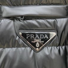 Prada 普拉达2026FW秋冬新款连帽羽绒服 全套原版五金配件,三角金属标、拉链、袖口按扣全部还原原版细节工艺。采用 Prada 普拉达2026FW秋冬新款连帽羽绒服 全套原版五金配件,三角金属标、拉链、袖口按扣全部还原原版细节工艺。采用
