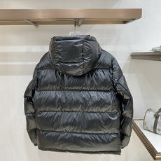 Prada 普拉达2026FW秋冬新款连帽羽绒服 全套原版五金配件,三角金属标、拉链、袖口按扣全部还原原版细节工艺。采用 Prada 普拉达2026FW秋冬新款连帽羽绒服 全套原版五金配件,三角金属标、拉链、袖口按扣全部还原原版细节工艺。采用