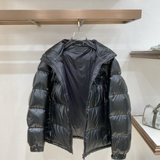 Prada 普拉达2026FW秋冬新款连帽羽绒服 全套原版五金配件,三角金属标、拉链、袖口按扣全部还原原版细节工艺。采用 Prada 普拉达2026FW秋冬新款连帽羽绒服 全套原版五金配件,三角金属标、拉链、袖口按扣全部还原原版细节工艺。采用