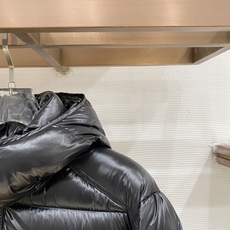 Moncler 盟可睐2026FW秋冬新款Maya经典亮面玛雅可拆卸连帽羽绒服 全套原版五金辅料,拉链、金属按扣、袖臂圆 Moncler 盟可睐2026FW秋冬新款Maya经典亮面玛雅可拆卸连帽羽绒服 全套原版五金辅料,拉链、金属按扣、袖臂圆
