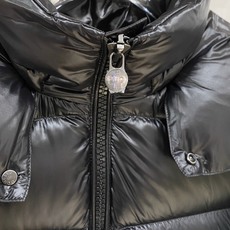 Moncler 盟可睐2026FW秋冬新款Maya经典亮面玛雅可拆卸连帽羽绒服 全套原版五金辅料,拉链、金属按扣、袖臂圆 Moncler 盟可睐2026FW秋冬新款Maya经典亮面玛雅可拆卸连帽羽绒服 全套原版五金辅料,拉链、金属按扣、袖臂圆